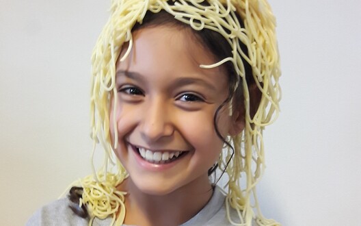 leerling met spaghetti op het hoofd