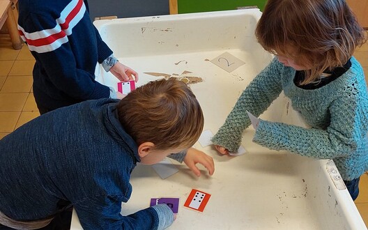 Samen met zorgjuf Vanessa cijfers oefenen