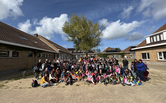 foto van iedereen van de school, maar dan aan zee