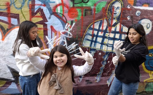 blije kinderen in het graffitistraatje