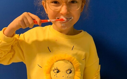 De kinderen van de lumière klas leren hoe ze hun tanden goed moeten poetsen. 