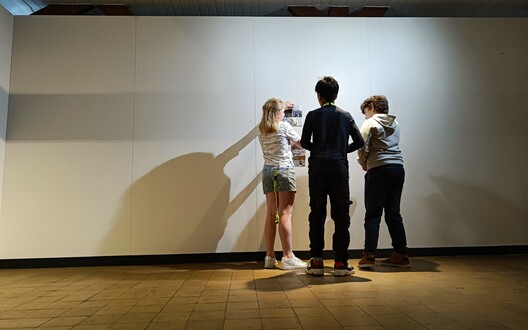 leerlingen monteren een werk aan de muur