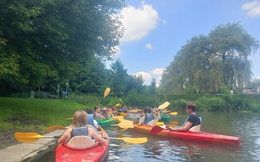 leerlingen in een kajak