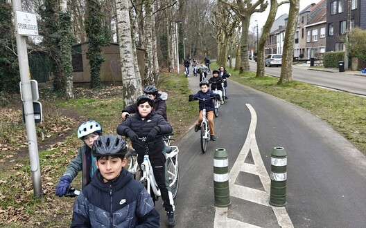 groep kinderen die stilstaat tijdens het fietsen