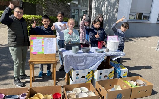 leerlingen verkopen bloempotten