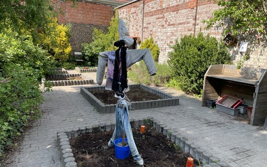 Klara in de moestuin