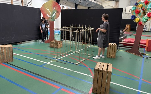 Juf Petra oefent met leerlingen in de turnzaal