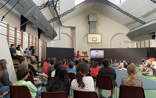 leerlingen en leerkrachten in de turnzaal