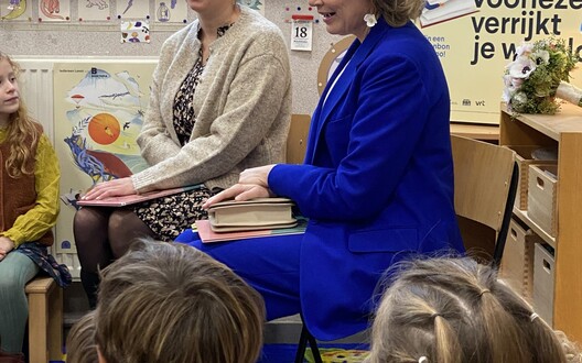 De koningin leest voor voor onze klas.