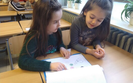 Samira en Zara oefenen samen in de leesmap