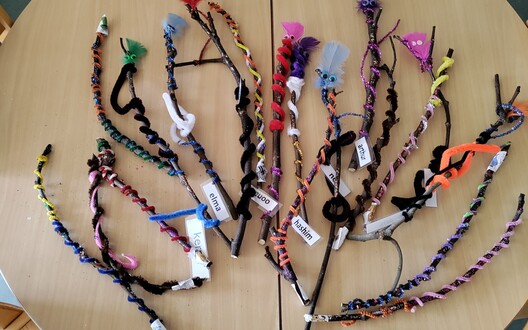 Griezelige takjes versieren...