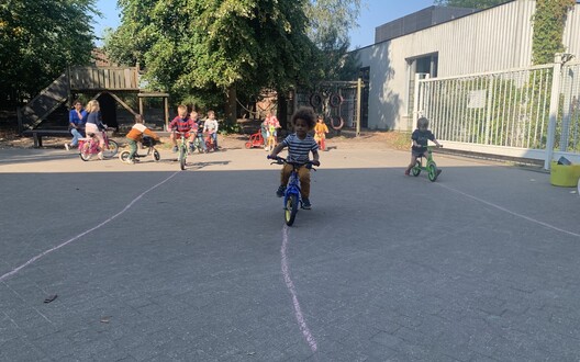 We oefenen onze fietsbehendigheid op de speelplaats.