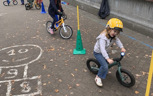 We fietsen tussen de kegels.