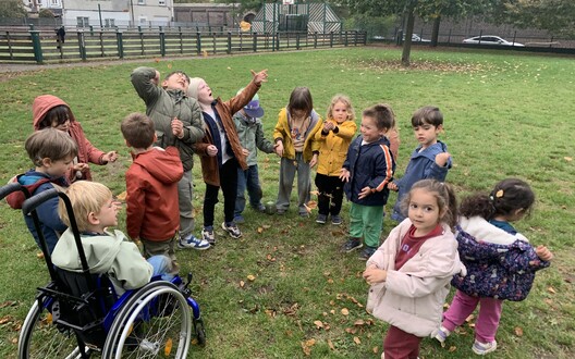 Met de klas sporten in het park.