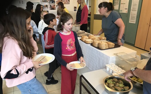 leerlingen kiezen uit het ontbijtbuffet