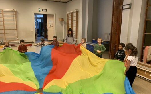 De kleuters spelen met de parachute