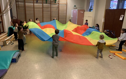 Kleuters spelen met de parachute