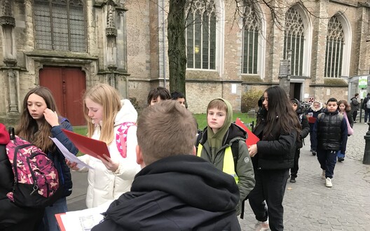 leerlingen wandelen door Brugge