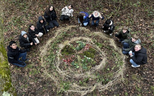 natuurmandala met leerlingen erbij