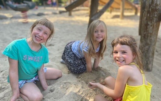 3 meisjes in het zand