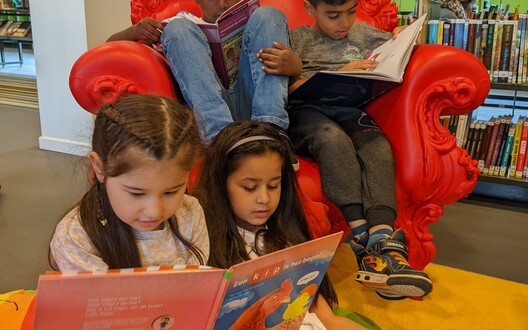 boekje lezen in de bibliotheek