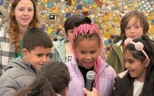 kinderen presenteren op het forum