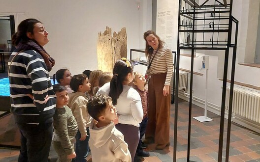 kinderen kijken naar een voorwerp in het museum