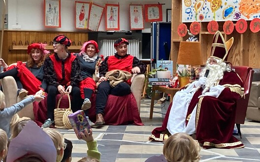 Sinterklaas en de pieten op bezoek in de grote zaal.