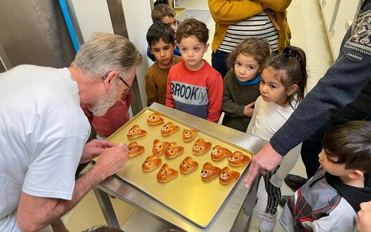 kinderen kijken naar een plaat met broodjes