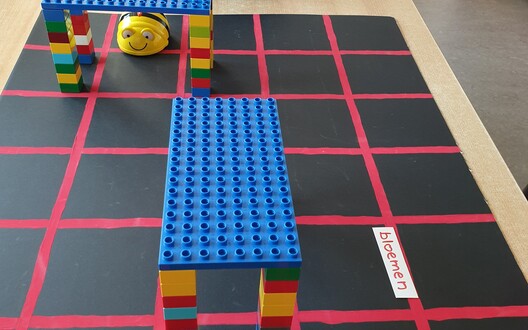 We leren beebot programmeren zodat hij naar de juiste plaats kan rijden.