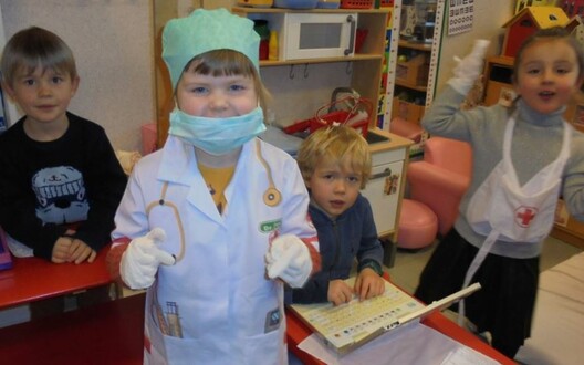 kinderen spelen dokter