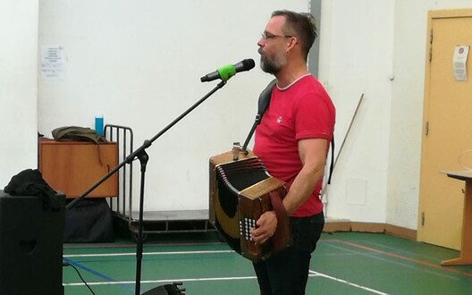 Wim Claeys zingt met accordeon