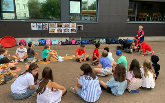 Met het thema 'Tijd voor tijd' zetten we het schooljaar in. Er was: tekentijd, sporttijd, tableau vivant, terugdenken aan vakantietijd, ...