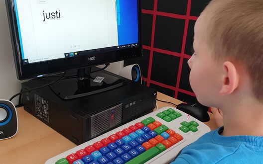 Met een aangepast toetsenbord kunnen alle aangebrachte letters en woorden verder geoefend worden.