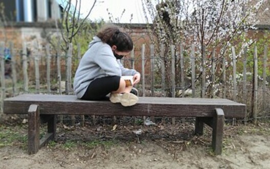 kind zittend op de bank