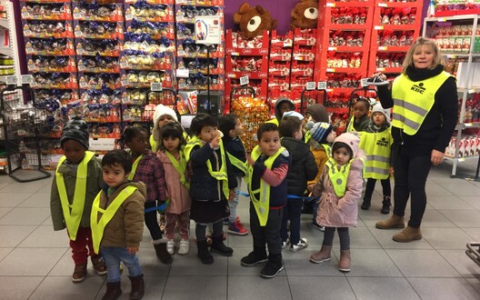 naar de supermarkt & Chocomelk maken op school