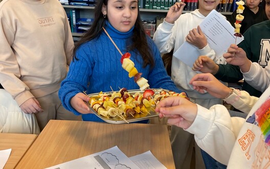 kinderen delen fruitsatés uit