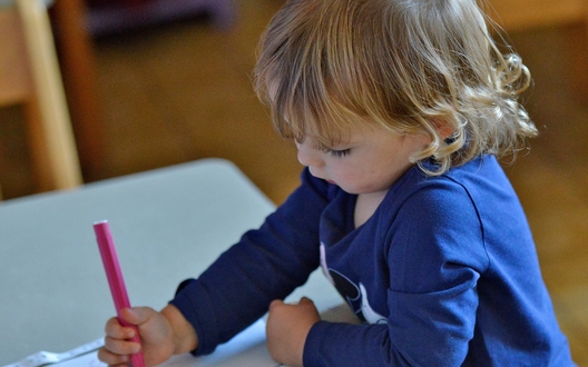 Kind tekent aan tafel