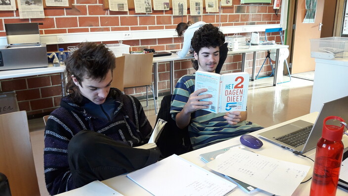 2 jongens lezen
