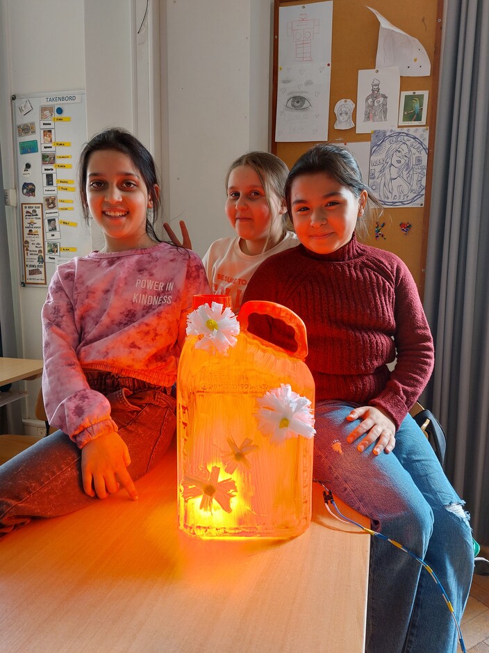 Lamp ontworpen en gemaakt door Iasmina, Diyana, Valentina en Ecrin
