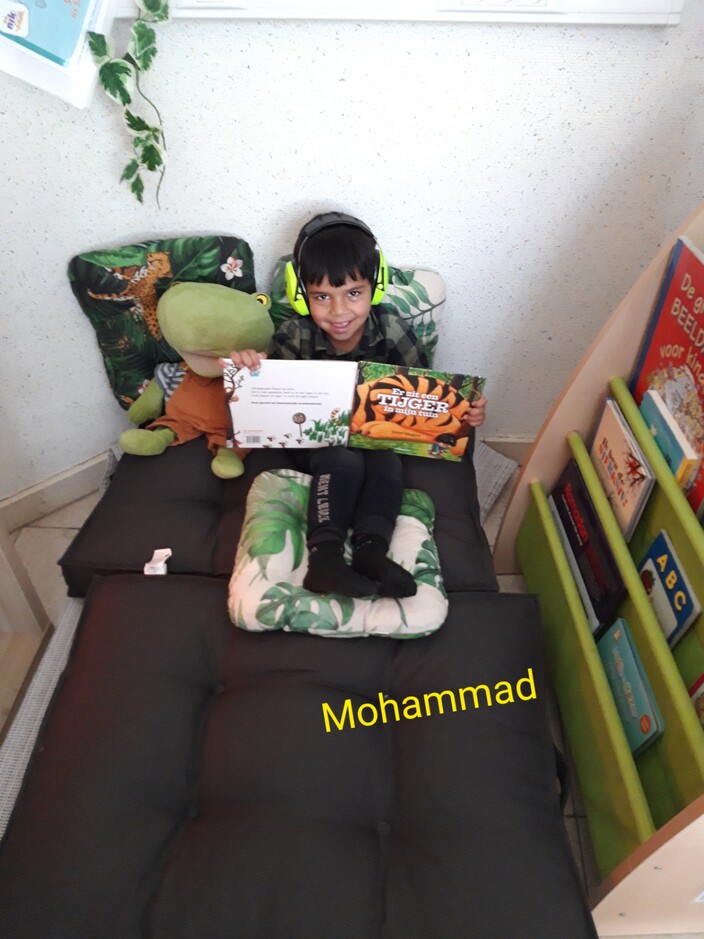 mohammad geniet van een goed boek