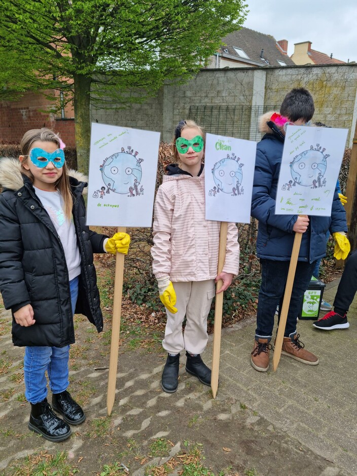 Kinderen van Juf Sophie met heldenmaskers