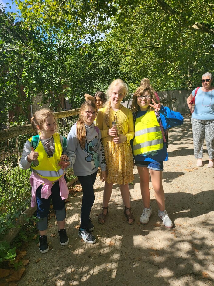 Enkele vriendinnetjes poseren voor een foto.