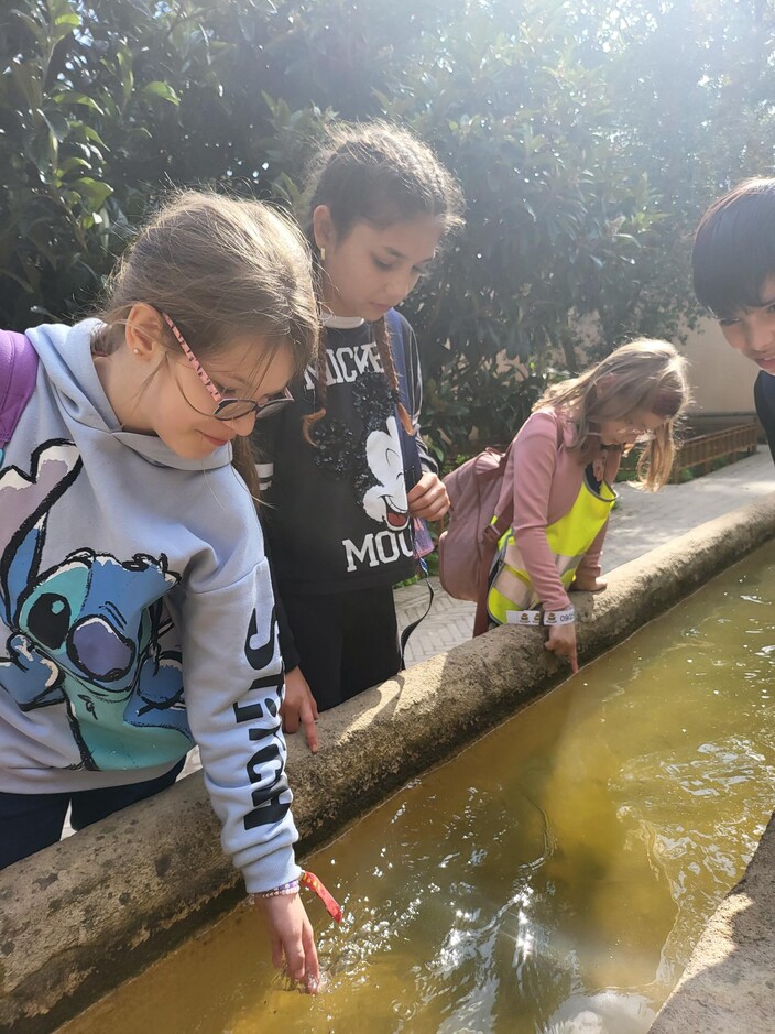 De leerlingen koelen af aan wat stromend water.