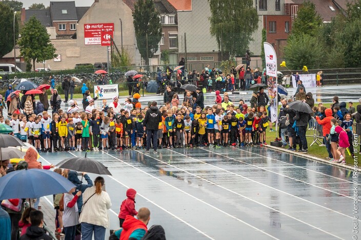 Ni neute, ni pleuje: de 500 deelnemers van de Pierkesloop lieten de zware regen zondagochtend alvast niet aan hun hart komen. Voor de 24ste keer liepen honderden kinderen uit de lagere scholen in Gent een rondje. 
