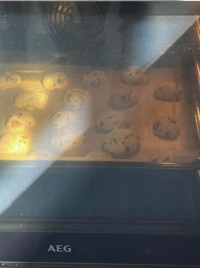 ondertussen zijn de koekjes aan het bakken in de oven