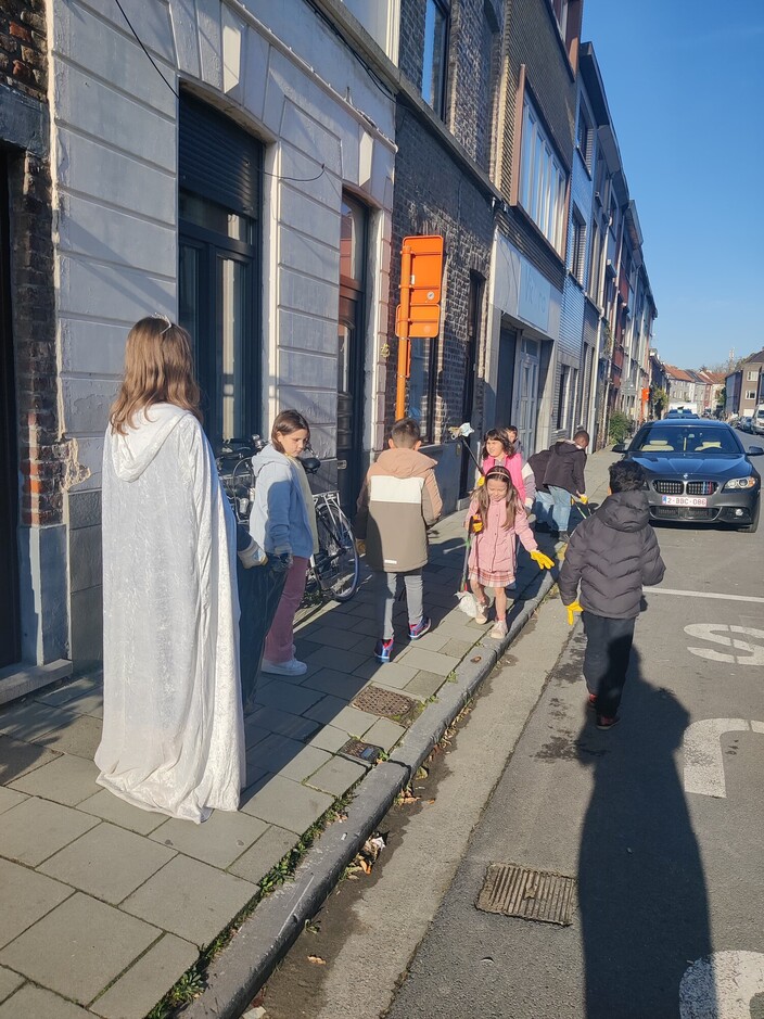 afval rapen in de straat met de prinses.