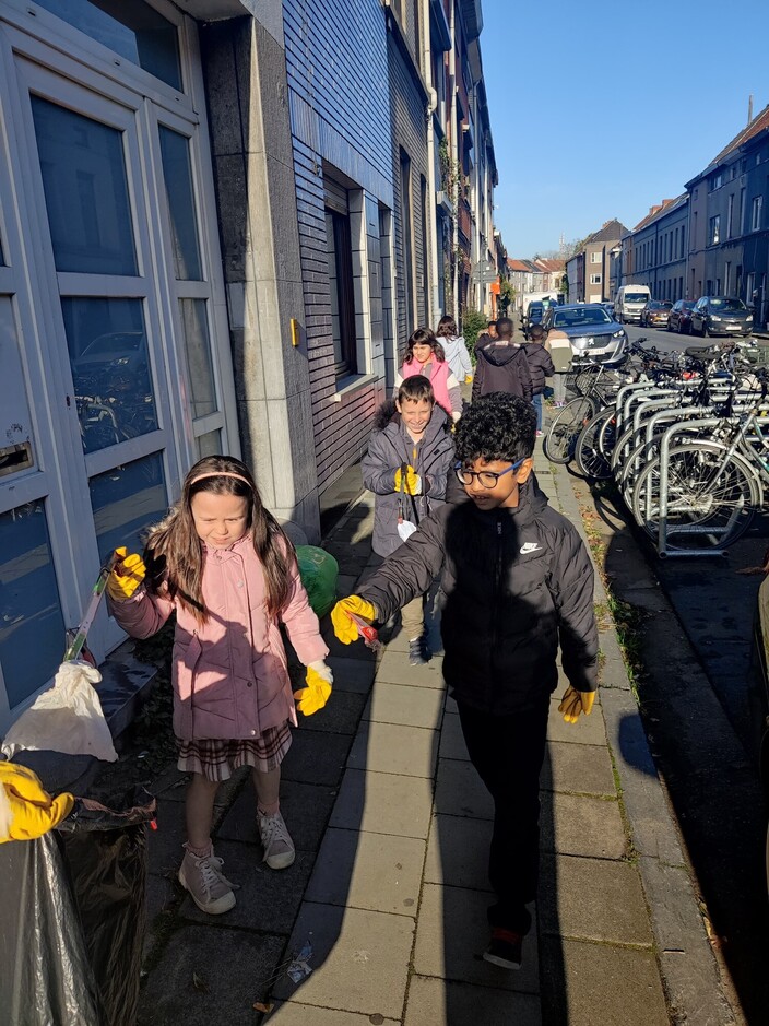 afval rapen in de straat