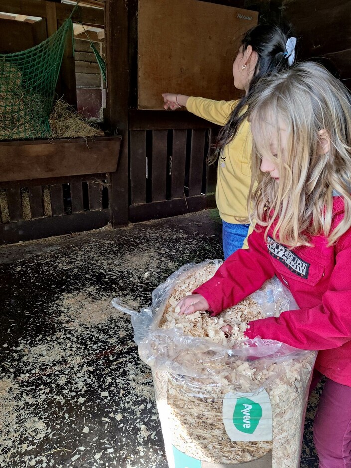 Naar de boerderij.