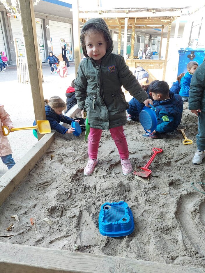 Zara geniet van spelen in de zandbak